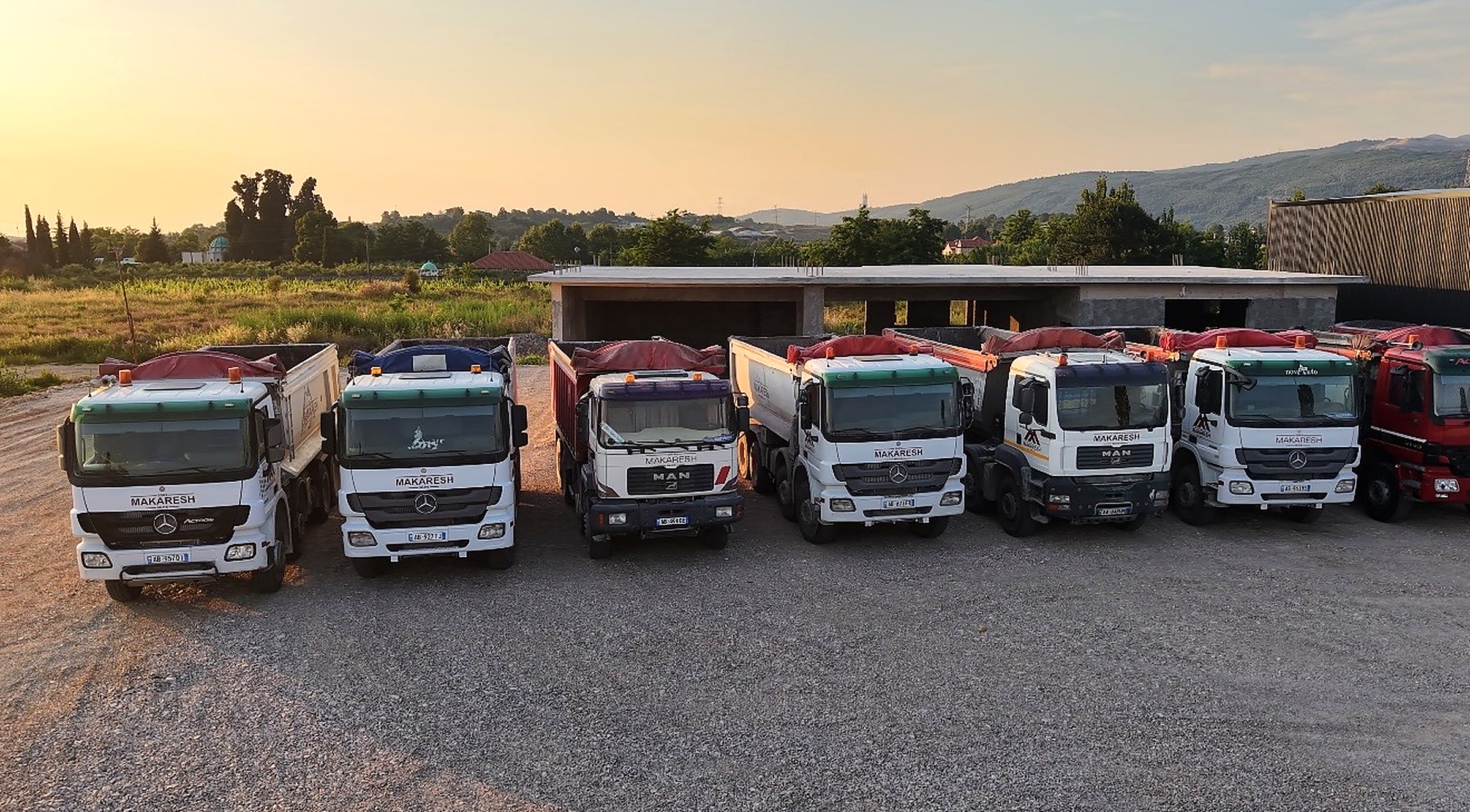 Kamionë të Makaresh të parkuar në bazën e Fushë-Krujës në perëndim të diellit